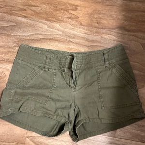 Theory size 6 army green linen shorts